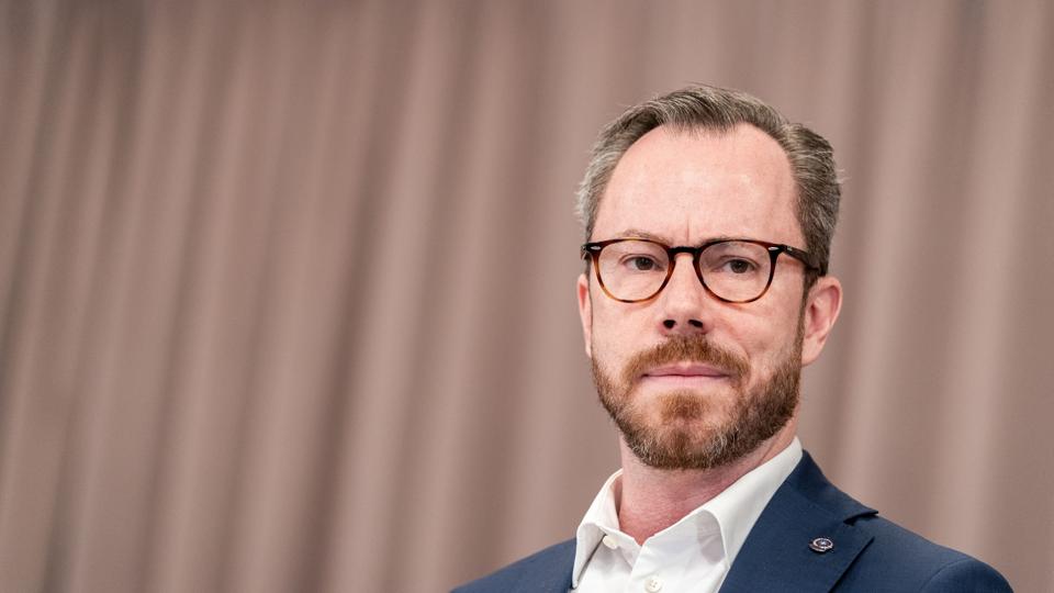 - Jeg har haft usædvanligt travlt gennem længere tid. Nu sender min krop et signal om, at det er tid til at tage en pause, hvis ikke det skal ende galt. Det vil jeg lytte til, skriver Jakob Ellemann-Jensen. <i>Ida Marie Odgaard/Ritzau Scanpix</i>