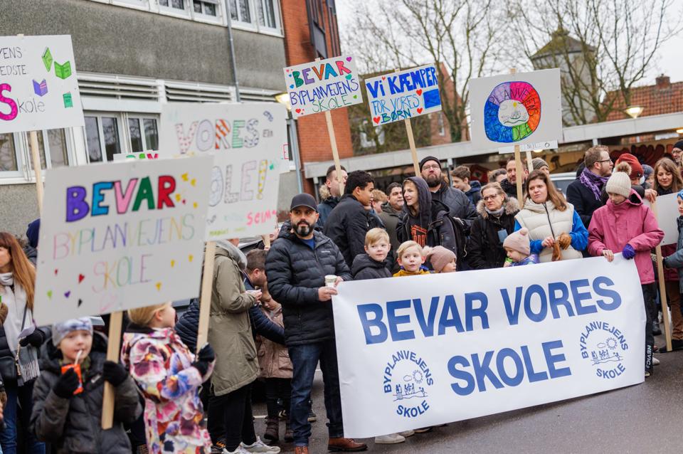 Utilfredse elever og forældre har allerede demonstreret foran Børn- og Ungeforvaltningen i Nørresundby i starten af februar. <i>Arkivfoto: Henrik Bo</i>