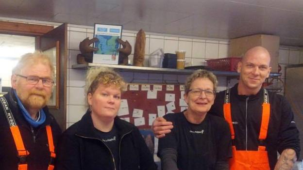 Tom, Maria, Anette og Richardt Neustrup har stået skulder ved skulder i Tom's Fiskebod. Men nu er det slut. <i>Privatfoto</i>