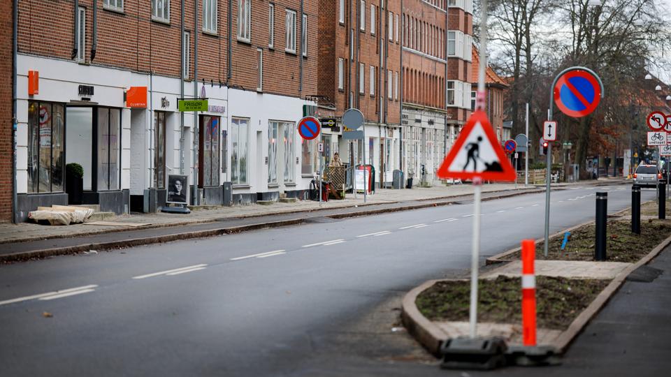I rabatterne, hvor der i dag er træer og græs, var der tidligere kantstensparkering til bydelens handlende og beboere. <i>Foto: Torben Hansen</i>