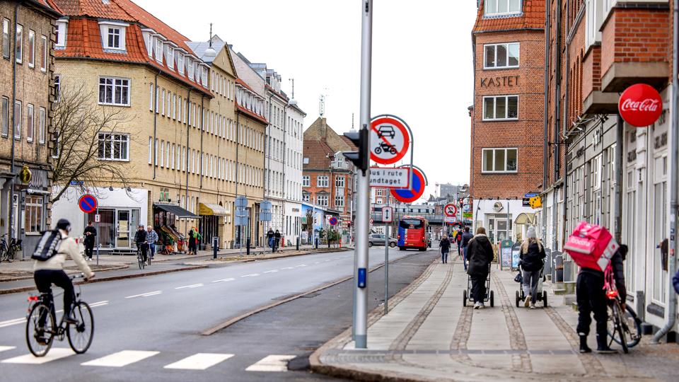 Kastetvej med de mange små butikker og boligejendomme har ændret sig dramatisk efter anlægget af den ny busbane. <i>Foto: Torben Hansen</i>