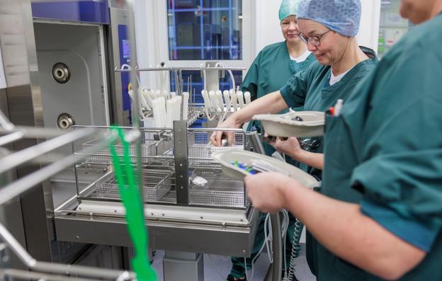 Her  steriliseres ortopædkirurgisk instrumenter og den nye operationsstue er placeret sammen med de to andre på sygehuset, så personalet fortsat har tæt kontakt i dagligdagen. <i>Foto: Henrik Bo</i>