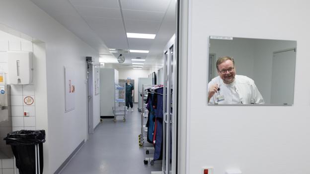 Nu åbner en ny ortopædkirurgisk operationsstue på Frederikshavn Sygehus, hvor Mogens Brouw Jørgensen arbejder som cheflæge og er ved at gøre sig klar til den første operation. <i>Foto: Henrik Bo</i>