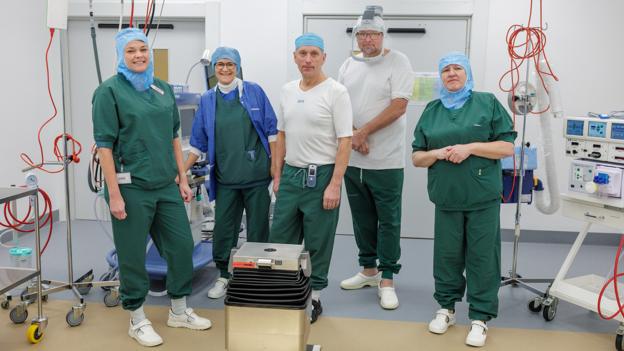 Her er er holdet, der skal gennemføre den allerførste operation på den stue. Foruden cheflægen Mogens Brouw er det Kresten Winther, Jette Frost, Henriette Jensen og Dorte Storgaard Madsen. <i>Foto: Henrik Bo</i>