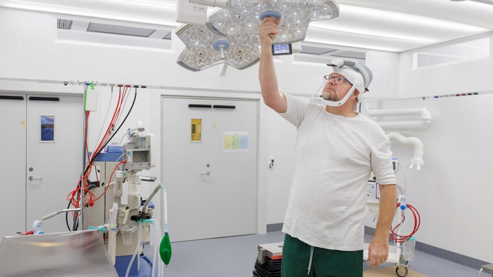 Onsdag 8. februar åbnede en ny ortopædkirurgisk operationsstue på Frederikshavn Sygehus, hvor Mogens Brouw Jørgensen arbejder som cheflæge og skal i gang med dagens første hofteoperation. <i>Foto: Henrik Bo</i>