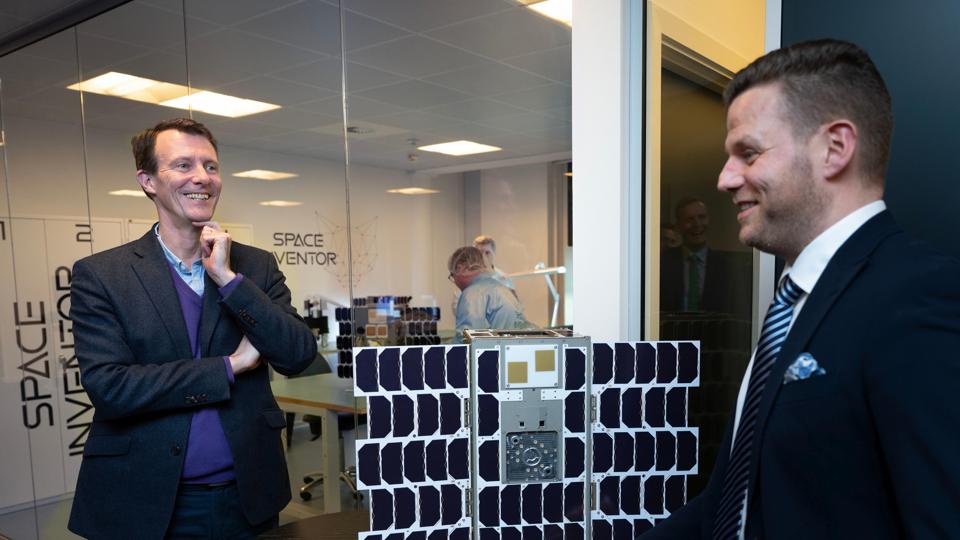 Prins Joachim sammen med stifter af Space Inventor, Karl Kaas. <i>Foto: Lars Horn / Baghuset</i>