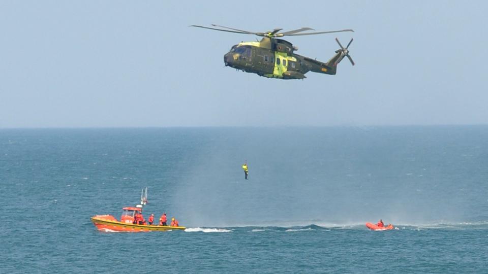 Redningsstationen og en SAR-helikopter laver opvisning, som publikum kan følge fre Husmoderstranden i Hirtshals. <i>Foto: Hirtshals Turisme</i>