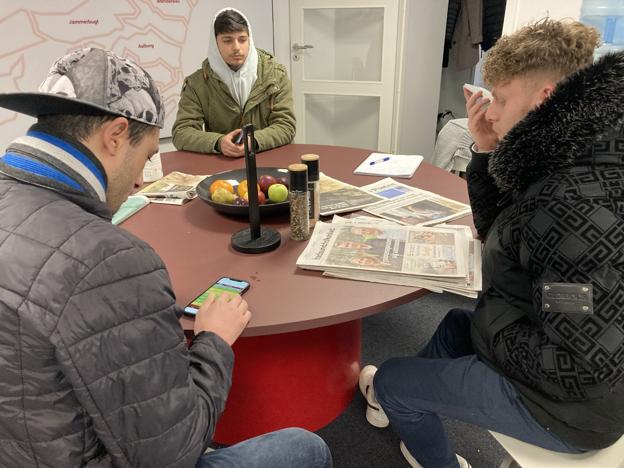 De tre syriske drenge bruger i disse dage deres mobiltelefoner ekstra meget for at være i kontakt med deres syriske familier i det jordskælvsramte område. <i>Privatfoto</i>