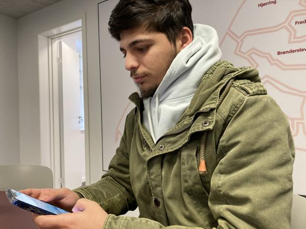 23-årige Mohammed Dado fra Hobro kigger fortvivlet på sin telefon. <i>Privatfoto</i>