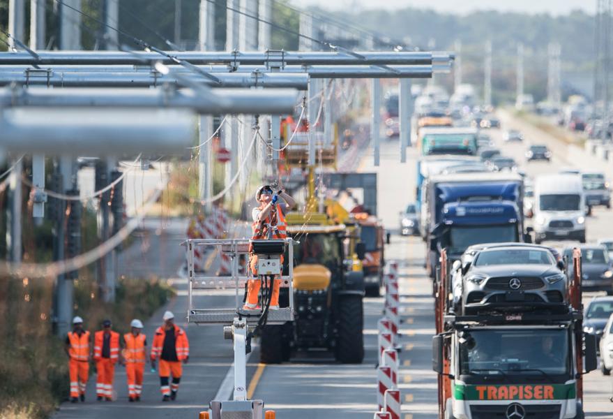 En installatør er ved at færdiggøre ophæng af kabler ved en såkaldt "elmotorvej" i Tyskland ved Erzhausen i 2018. Fra 2019 har lastbiler på strækningen kunnet køre på strøm fra køreledninger. En installatør er ved at færdiggøre ophæng af kabler ved en såkaldt "elmotorvej" i Tyskland ved Erzhausen i 2018. Fra 2019 har lastbiler på strækningen kunnet køre på strøm fra køreledninger.