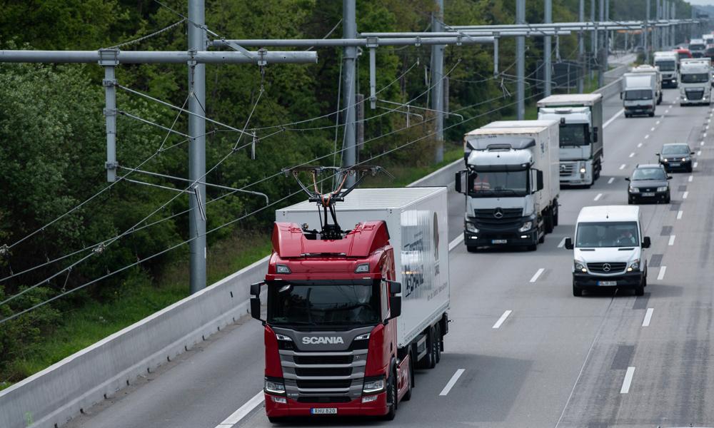 En Scania med en Pantograf (metalarmen fra førerhuset) drøner ned ad A5 i Tyskland, der er blandt de første strækninger med køreledninger. En Scania med en Pantograf (metalarmen fra førerhuset) drøner ned ad A5 i Tyskland, der er blandt de første strækninger med køreledninger.
