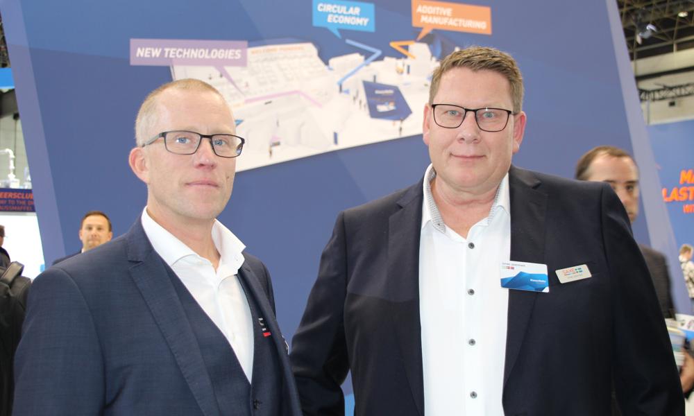 Matthias Uddenberg och Jonas Jarenmark, Saxe Nordic Plast AB, på plats i Krauss Maffei´s monter på K 2022. 