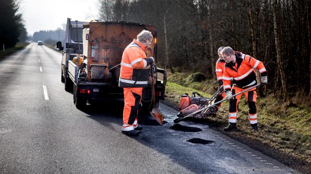 Med omkring 1000 kilometer vej i Brønderslev Kommune er der nok at holde øje med - kommunen får dog hjælp, når borgerne tipper ind om huller i vejene via appen "Gi' et praj" <i>Foto: Torben Hansen</i>
