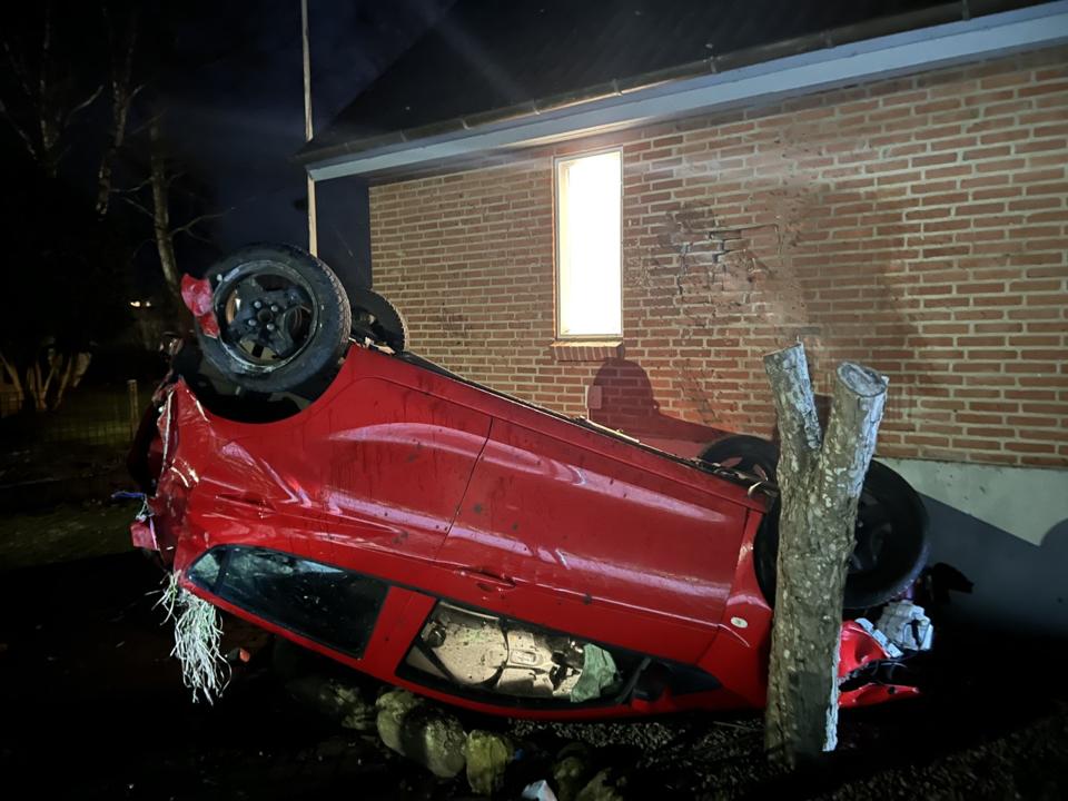 Bilen landede på taget. <i>Privatfoto</i>