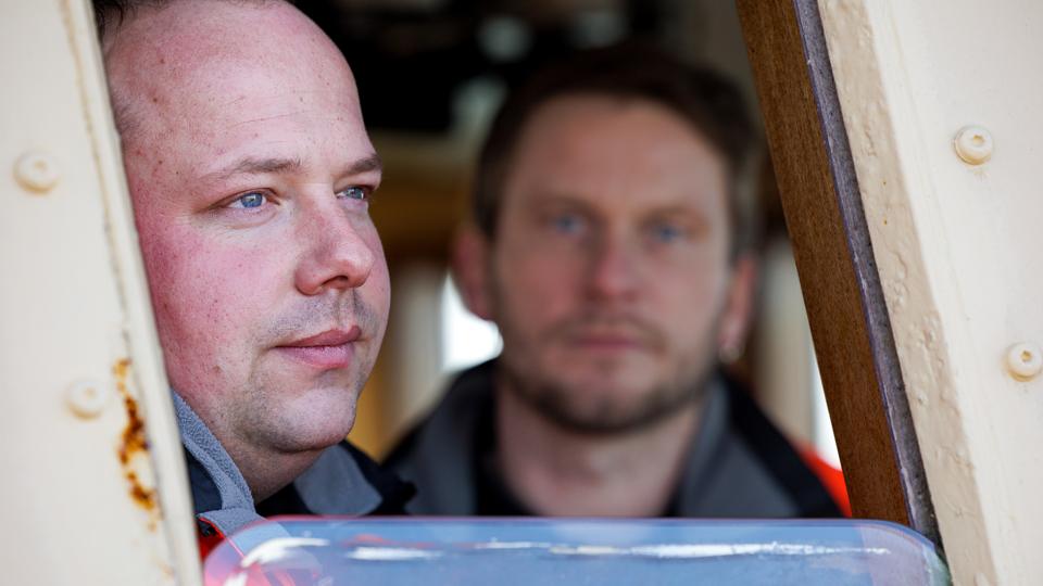 Jonas Kjær, til venstre, fik 29. november en fartbøde, da han rykkede ud til Kystredningstjenestens redningsstation i Hanstholm, som var kaldt ud til en "mand overbord" i Nordsøen. Det fik stationsleder Morten Olsen til at skrive et harmdirrende opslag på Facebook. <i>Foto: Bo Lehm</i>