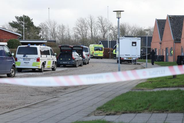 En 66-årig kvinde blev torsdag morgen fundet død udendørs i Bindslev. Politiet var massivt tilstede, men oplyser, at der ikke er mistanke om noget kriminelt. 