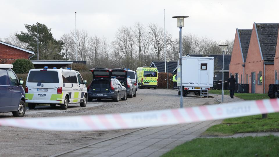 En 66-årig kvinde blev torsdag morgen fundet død udendørs i Bindslev. Politiet var massivt tilstede, men oplyser, at der ikke er mistanke om noget kriminelt. <i>Foto: Bente Poder</i>