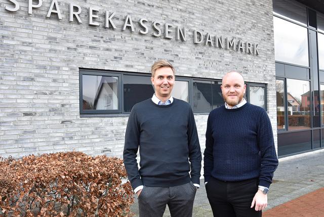 Christian Thurah Nielsen (t.v.) afløser Casper Elefsen som afdelingsdirektør i Sparekassen Danmarks afdeling i Ulsted.