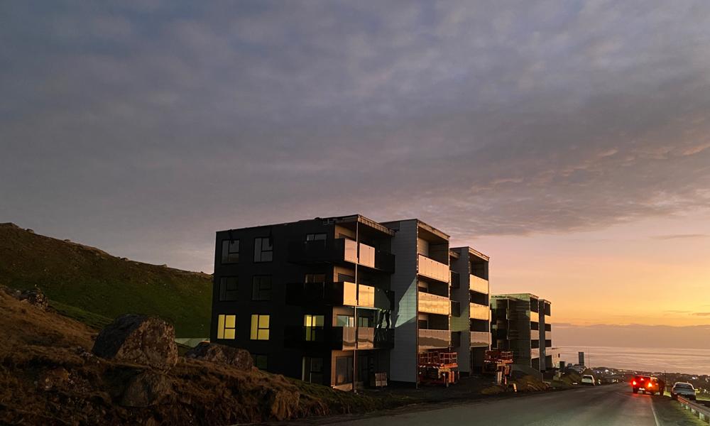 Håndværkerne er ved at lægge sidste hånd på byggeriet i Tórshavn, og efter planen kan de første beboere flytte ind den 1. marts 2023. Håndværkerne er ved at lægge sidste hånd på byggeriet i Tórshavn, og efter planen kan de første beboere flytte ind den 1. marts 2023.