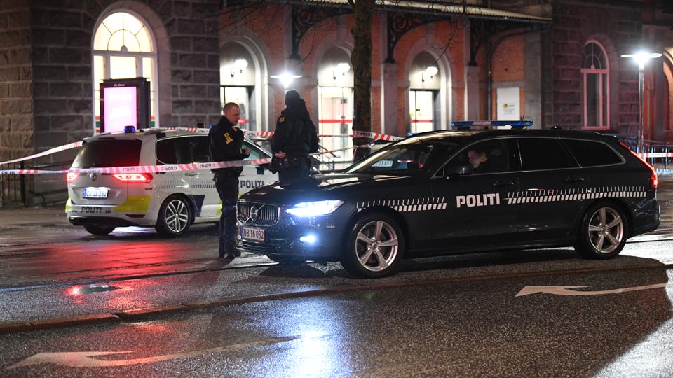 Politiet var talstærkt til stede på Aalborg Banegård, da alarmen om overfaldet kom. <i>Arkivfoto: Jan Pedersen</i>