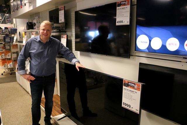 Afdelingsleder Lars Bjørnstrup hos Sæby Radio og TV er klar med nye fladskærme samt råd og vejledning.