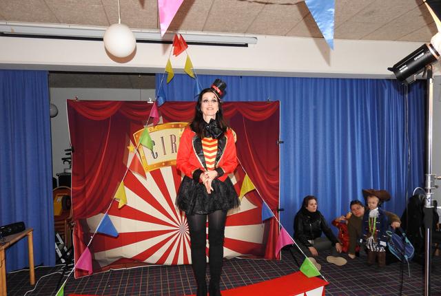 Cirkus Prinsessen Louis Nielsen underholdte børnene inden tøndeslagningen kunne starte.