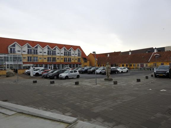 Hotellets parkeringsplads var sammen med de tilstødende gader, fyldt op med biler til Fastelavnsfesten i Hirtshals.