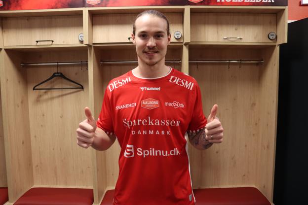 Lukas Nilsson kan i næste sæson iklæde sig den røde Aalborg Håndbold-trøje. <i>Foto: Aalborg Håndbold</i>