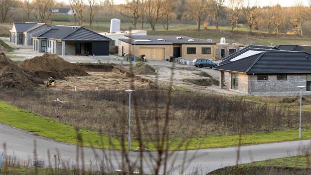 De seneste år har borgerne i Gl. Skørping kunnet se udstykningerne skyde op langs Gl. Skørpingvej - men der er ikke fulgt nogen plan med for, hvordan trafikken derfra skulle afvikles eller fordeles. Derfor føler de, at de som nabolandsby nu får lov til at betale regningen i form af øget trafik uden regulering. <i>Foto: Lars Pauli</i>