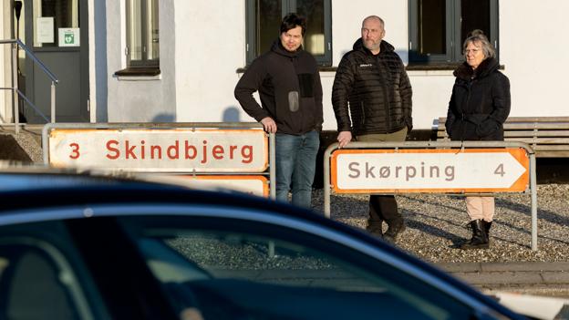 Thomas Lam (tv.), Thomas Rafaelsen og Bente Møller Knudsen frygter, at landsbylivet, som de kender og elsker det, vil forsvinde, hvis ikke kommunen får løst problemerne med den megen ekstra trafik igennem Gl. Skørping. <i>Foto: Lars Pauli</i>