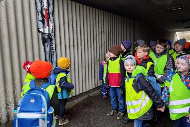 Børnene har også være i Løkken, hvor de betragtede kunsten på den seks kilometer lange kunststi.