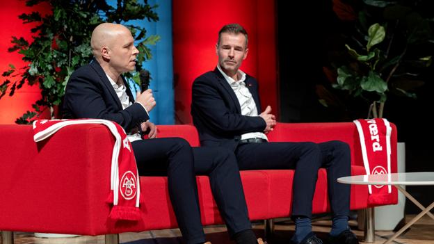 Akademichef Jacob Larsen og direktør Thomas Bælum var på scenen. Førstnævnte slog fast, at han bliver i AaB trods rygter om et skifte til Viborg. <i>Foto: Lars Pauli</i>
