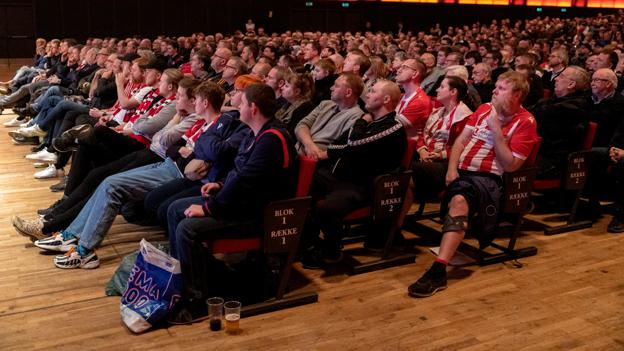 1300 AaB-fans og sponsorer var mødt op i AKKC for at se og høre mere om AaB-truppen. <i>Foto: Lars Pauli</i>