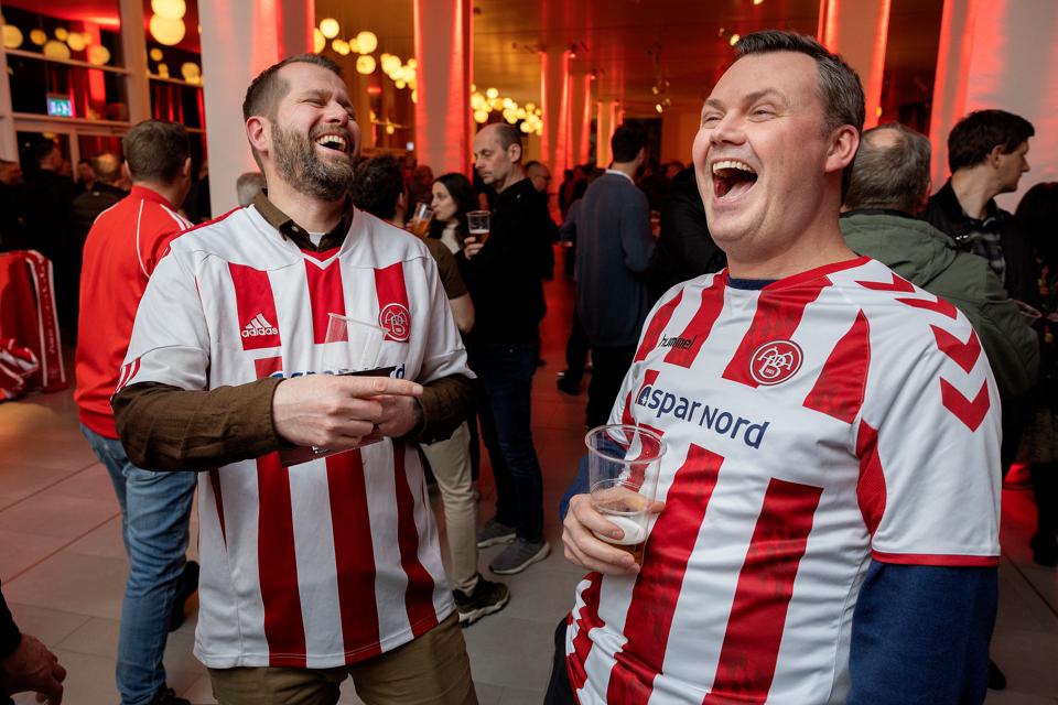 Peter Nordahn (t.h.) har stor tro på, at AaB nok skal blive i Superligaen. <i>Foto: Lars Pauli</i>
