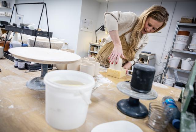 Christine Thuesen har åbnet værksted i Fjerritslev. Hun har deltaget i tv-programmet “Keramikkamp”, som blev begyndelsen på hendes liv som selvstændig.
