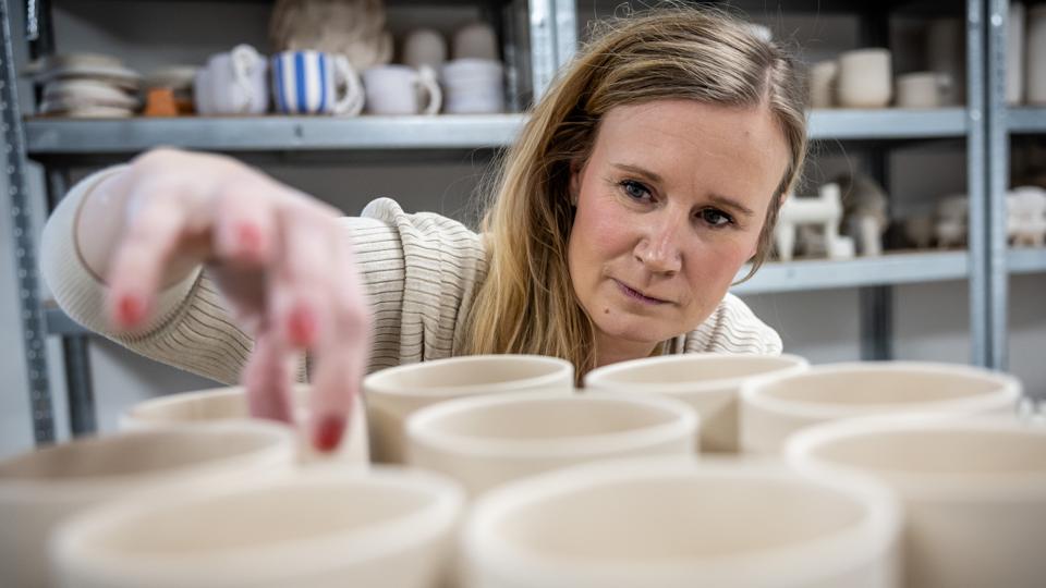 Christine Thuesen har åbnet værksted i Fjerritslev. Hun har deltaget i tv-programmet “Keramikkamp”, som blev begyndelsen på hendes liv som selvstændig.