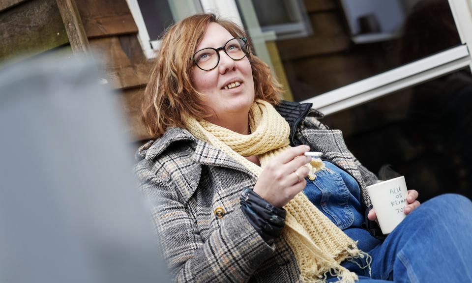 "Noget af det, jeg elsker ved at skildre det her miljø, er, at det peger ind i en ægte nødvendighed. En virkelighed, hvor det ikke handler om, hvor økologisk kødet er, eller hvilken bog, der venter, når man er færdig med Glenn Bech. Det handler om, hvordan vi får råd til aftensmad og terminen", siger skuespiller Marie Knudsen Fogh om den aktuelle forestilling på Aalborg Teater, der trækker en ny gruppe af tilskuere til. <i>Foto: Henrik Bo</i>
