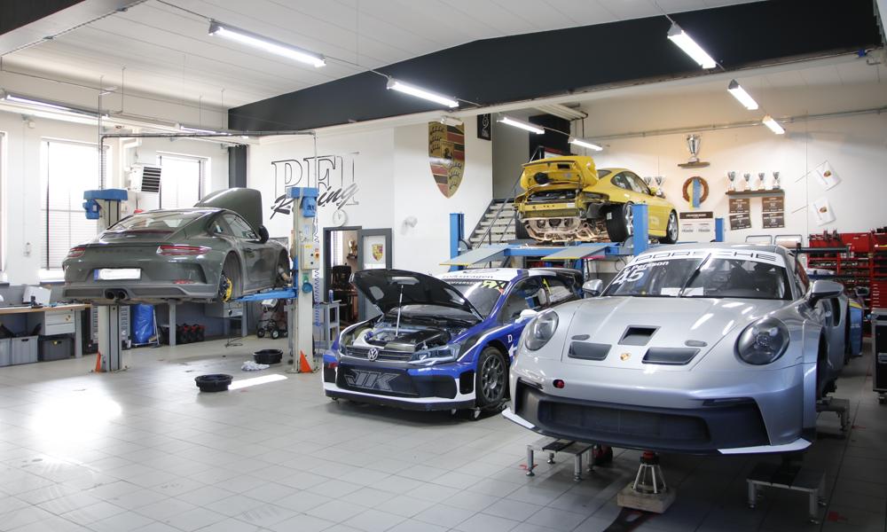I PFI Racings verkstad utanför Torshälla står bland annat Johan Kristofferssons världsmästarbil och två Carrera Cup-tävlingsbilar och en kraftigt modifierad 996 GT3.   I PFI Racings verkstad utanför Torshälla står bland annat Johan Kristofferssons världsmästarbil och två Carrera Cup-tävlingsbilar och en kraftigt modifierad 996 GT3.