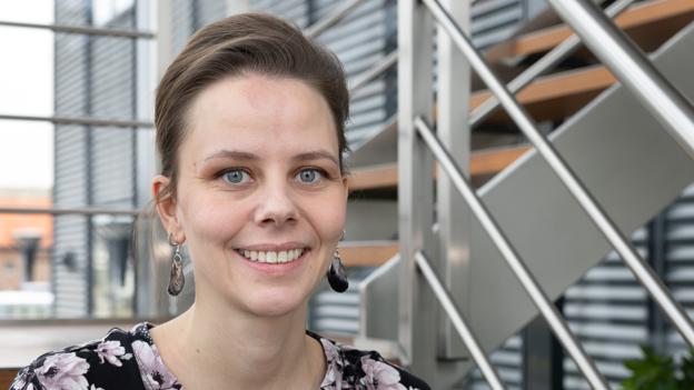 32-årige Hanne Verner er industriel designer i sit civile liv. Hun oplever, at opgaven som lægdommer har udviklet hende som menneske.  <i>Foto: Bente Poder</i>