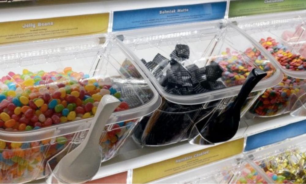 Akriform Plast AB tillverkar skräddarsydda lösningar i plast för förpackningsfria varor som lösviktsgodis. Akriform Plast AB tillverkar skräddarsydda lösningar i plast för förpackningsfria varor som lösviktsgodis.