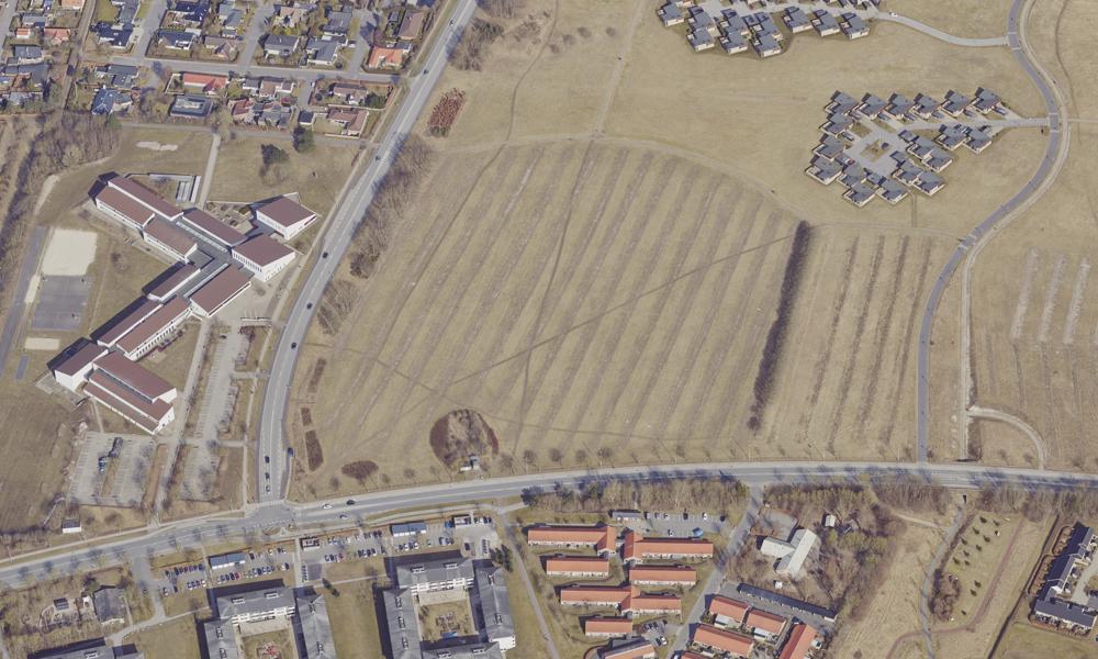 Arealerne på Sorthøj i Hasseris-kvarteret med boliger og det lokale gymnasium som nærmeste naboer. Arealerne på Sorthøj i Hasseris-kvarteret med boliger og det lokale gymnasium som nærmeste naboer.