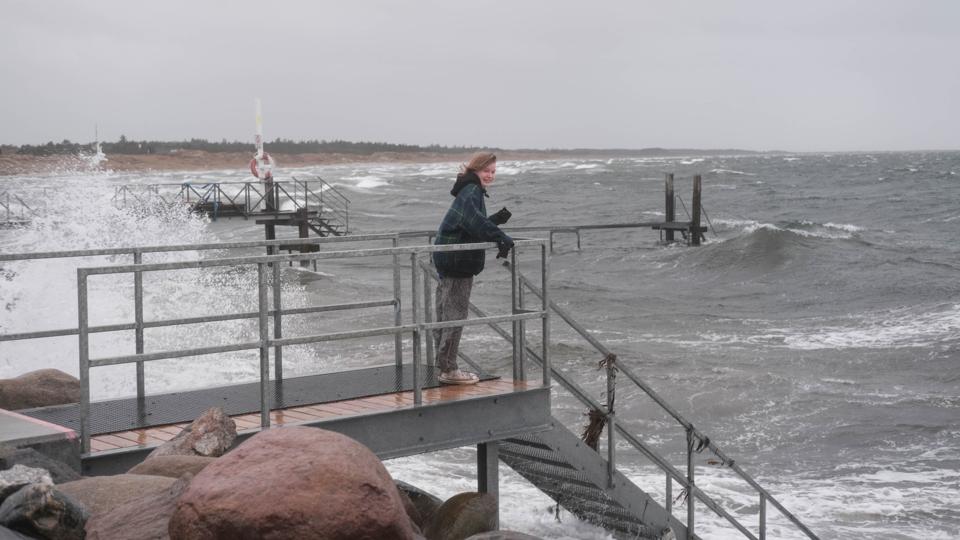 - Det ser ud til, at Læsø ender i stormens øje, så det kan nok godt blive lidt voldsomt, siger landbetjent Peter Mortensen. <i>Foto: Jacob Nymann Jensen</i>