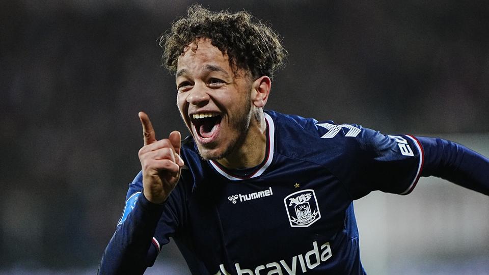 Mikael Anderson jubler over sin scoring direkte på hjørnespark. <i>Foto: Bo Amstrup/Ritzau Scanpix</i>