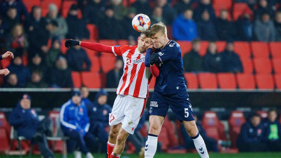 AaB's Nicklas Helenius havde svære arbejdsbetingelser mod AGF. Han var næsten Nicklas alene i verden, når han fik bolden. <i>Foto: Bo Amstrup/Ritzau Scanpix</i>