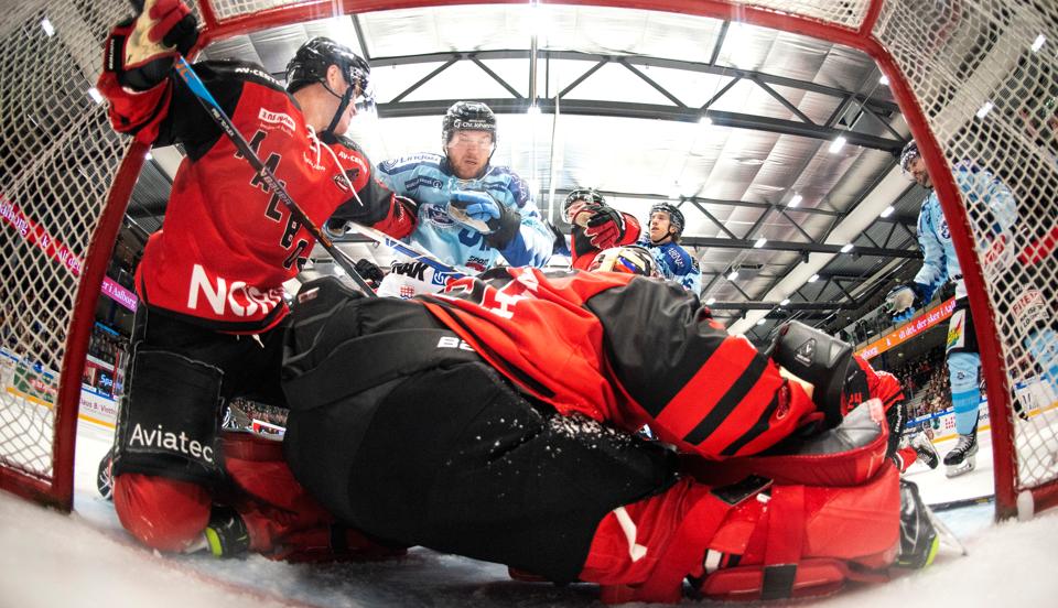 Der var kø for at komme videre til pokalfinalen lørdag aften, men Aalborg Pirates var bare skarpere end SønderjyskE. <i>Foto: Claus Søndberg</i>