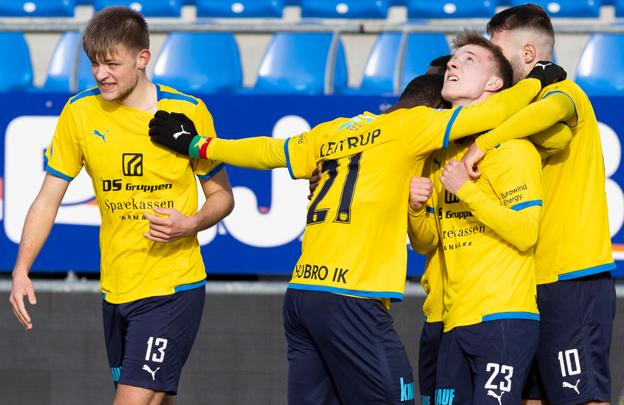 Frederik Elkær bragte Hobro foran 1-0 10 minutter før første halvlegs afslutning efter god hjælp fra Vendsyssel-målmand Marcus Bundgaard. <i>Foto: Claus Søndberg</i>