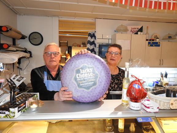 Poul Nimand og Grethe Nielsen fejrede 4 års jubilæum med de runde oste fra Holland, som blev trillet ned og op af Nørregade søndag den 19. februar.