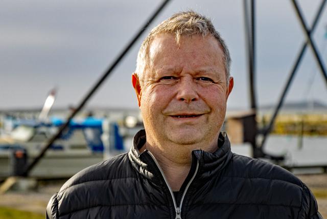 Formand for Attrup Bådlaug, Kim Eg Hansen, er stærkt bekymret for Attrup Havns fremtid.