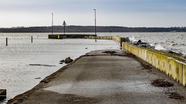 Ydermolen i Attrup Havn står under vand, når det blæser fra vest. <i>Foto: Jesper Hansen</i>