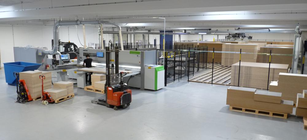 Det fuldautomatiske pladelager består af en Biesse Winstore X2 lagerautomat, som kan holder styr på op til 7.000 plader, der skal sorteres, lagerføres og leveres. Lagerautomaten er placeret i forlængelse af Selco WN 6 pladesaven, så den leverer plader til saven i takt med, at de skal bruges. Det fuldautomatiske pladelager består af en Biesse Winstore X2 lagerautomat, som kan holder styr på op til 7.000 plader, der skal sorteres, lagerføres og leveres. Lagerautomaten er placeret i forlængelse af Selco WN 6 pladesaven, så den leverer plader til saven i takt med, at de skal bruges.